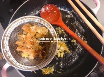 step5: 加入白酒繼續煎香蝦頭，然後把蝦頭放入篩內，用力把蝦汁按壓至白酒內。