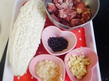 step2: 肉排先用適量的糖、鹽、粟粉、生抽和麻油醃約15分鐘。