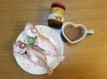 step2: 將黃豆醬+已榨出的青檸汁+蒸出來的白魚汁放在碗中，
簡單調出涼拌醬汁就可以食得♡