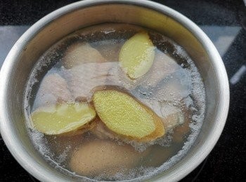 step1: 熱水加薑片滾起後下<a href="https://bit.ly/3zHU5V3" target="_blank" data-keyword="雞翼" class="guide-link"><strong>雞翼</strong></a> <span style="display:inline-block;vertical-align:middle;margin-top:-3px;color:initial;border-radius:3px;padding:2px 3px;font-size:12px;line-height:14px;background:#87d300;color:#fff;">即買</span> ，煮8-10分鐘