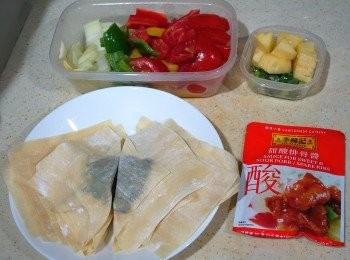 step1: 首先準備錦鹵雲吞醬汁材料先，
將洋蔥+蕃茄+3色椒+菠蘿切小塊備用，