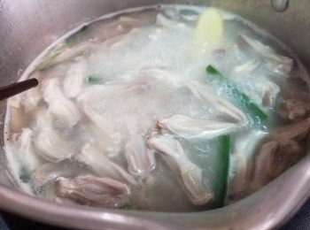 step3: 將鴨舌、薑片、蔥段倒入鍋內 ，注入適量清水蓋過鴨舌，大火煮滾後，再較中大火煮5分鐘