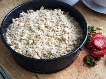 step6: 最後鋪上一層<span class="group_1">金寶脆粒</span>。輕力將材料壓到<span class="group_2">蛋糕</span>糊裡。