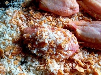 step7: <a href="https://bit.ly/3zHU5V3" target="_blank" data-keyword="雞中翼" class="guide-link"><strong>雞中翼</strong></a> <span style="display:inline-block;vertical-align:middle;margin-top:-3px;color:initial;border-radius:3px;padding:2px 3px;font-size:12px;line-height:14px;background:#87d300;color:#fff;">即買</span> 兩面沾上薄薄一層粟米片麵包糠