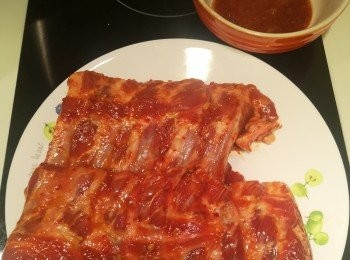 step3: 預熱空氣炸鍋195度，入爐前豬肋骨醃料盡量撥走，醃料留起備用。