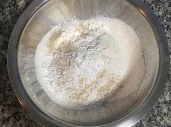 step2: 將木薯粉倒入麵粉中混勻，再加入酵母；