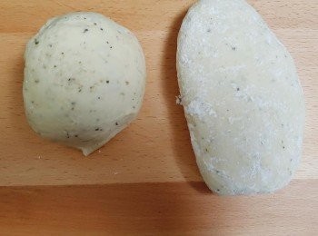 step6: 揉光滑后分成2份。搟成長形，大約1cm的厚度。