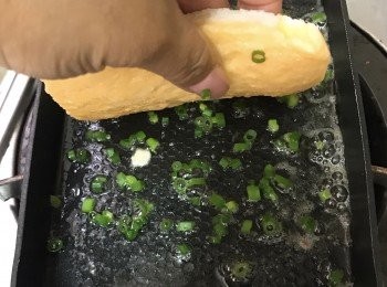 step6: 將沾上<span class="group_2">蛋漿</span>的一面朝鑊放上。