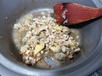 step3: 炒香豬肉碎+蜆肉+薑片+少少酒+胡椒粉+麻油，