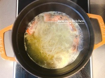 step7: 用另一份蝦湯把米粉煮熟，瀝乾水後加入湯底。