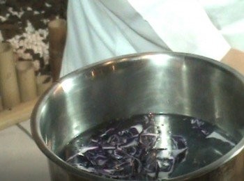 step1: 將紫色高麗菜切絲後汆燙後撈起放涼。