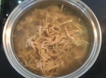 step5: 同時煮滾一鍋水，將筍干下去煮開即可；