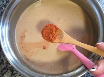 step5: 加入胭脂樹粉拌勻；