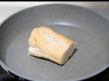 step3: 將法國麵包切半，留下半吋連接位，放入平底鑊用小火烘脆。