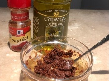 step1: 將橄欖油和紅椒粉拌勻成「醬糕」