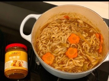step6: 加入急凍烏冬，大火煮3分鐘至熟，即可上碟