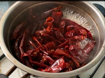 step5: 然後在加入材料 <span class="group_2">B</span> 再翻炒，攪拌的方式， 炒香濃至辣油滲出。