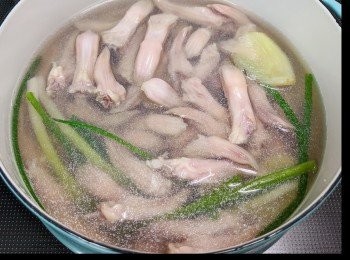 step4: 鍋內倒入鹵水汁、注水... 大火滾起後加入鴨舌... 轉中火煮10分鐘！