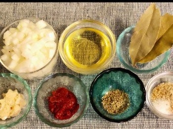 step1: 番茄酱配料：洋葱切碎、橄㰖油、月桂葉 bay leave、蒜末、番茄醬 tomatoes paste，奧勒岡 Oregano及糖、鹽和胡椒粉。