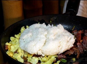 step4: 放入散蛋及白飯快炒，要起鍋前加入少許鹽巴即完成鴨賞炒飯