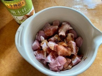 step1: 先將豬肉切粒。
用李錦記瑞士汁同少許糖醃豬肉15分鐘。
