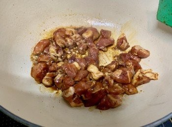 step2: 開中火，炒一炒豬肉。