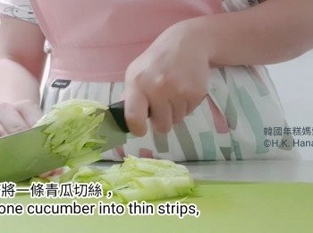 step2: 將一條青瓜切絲，一條紅辣椒去籽切絲，把一粒蒜頭切碎，待用。