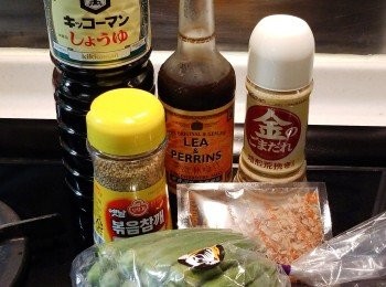 step1: 準備材料。先將適量醬油、麻醬、喼汁拌勻成醬汁備用。