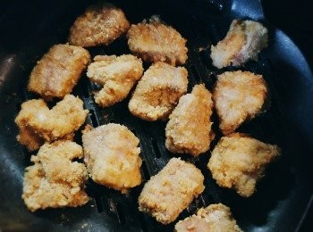 step5: 放入氣炸鍋以180 度炸至金黃脆身後取出備用(中途需反轉再噴油)。