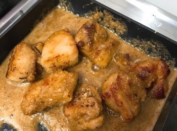 step5: 夾起雞塊，用鑊內雞油爆香李錦記沙爹醬，然後將雞塊回鑊炒勻，令雞均勻沾上醬汁。