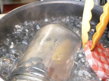 step1: 首先將乾淨的瓶子放入滾水中消毒，然後風乾。