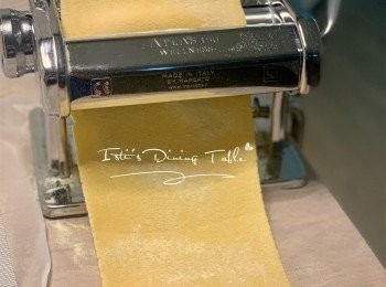 step7: 壓麵機調至1度，麵糰撒粉，放入機內壓平，之後逐步調高至2~7度（厚度視乎製作哪類意粉）