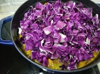 step7: 加埋紫椰菜在煲中，中火煲大約1小時~2小時關火，
再焗1小時，