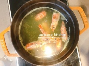 step4: 把蝦煮熟，蝦身待用。蝦頭繼續煮成湯。
