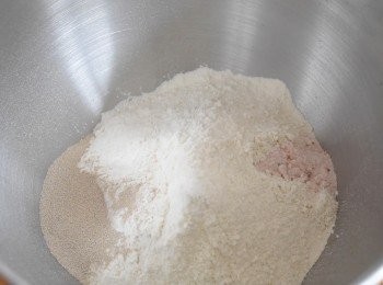 step2: 大碗內將麵粉、酵母和鹽拌勻，下橄欖油和300毫升水拌勻