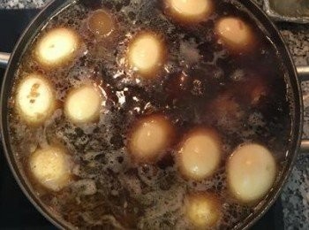 step12: 加水淹沒豬腳，放入白煮蛋，大火煮滾後轉小火滾煮20分鐘；