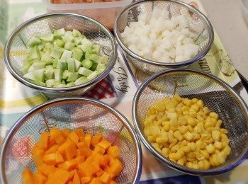 step2: 免治豬肉用糖、鹽、生抽、水、粟粉、麻油先醃。