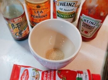 step2: 調較甜酸汁: 一湯匙糖、半茶匙鹽、2湯匙茄汁、一湯匙喼汁、少許茄膏(可不加，但加了色澤更美。)、2湯匙白醋、半湯匙生抽和3湯匙水拌勻待用。