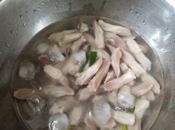 step5: 將煮好的鴨舌撈起，瀝乾水份，再浸入冰塊水中，浸至完成冷卻
