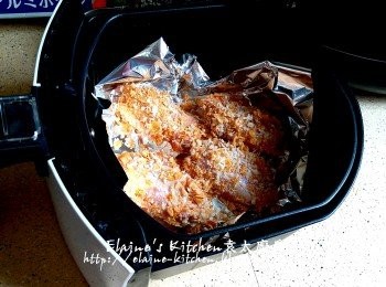 step9: 放入<a href="https://bit.ly/3zHU5V3" target="_blank" data-keyword="雞中翼" class="guide-link"><strong>雞中翼</strong></a> <span style="display:inline-block;vertical-align:middle;margin-top:-3px;color:initial;border-radius:3px;padding:2px 3px;font-size:12px;line-height:14px;background:#87d300;color:#fff;">即買</span> (雞皮向下) , 溫度調至180C , 時間調至8分鐘