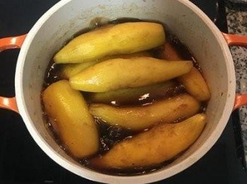 step8: 持續將糖舀到地瓜上；煮個15分鐘後，關火蓋上蓋子悶到降溫放入冰箱冷藏過夜。
也可以不冷藏過夜，地瓜表皮會較鬆軟，直接煮10分鐘後開中火收汁即可，這個方法可以用較寬的平底鍋，讓地瓜更容易均勻裹上蜜糖。