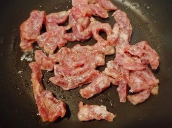 step2: 先下少許油將牛柳絲快炒至少許變色。