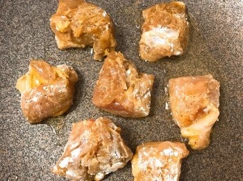 step3: 雞肉切件用醃料醃30分鐘。
將雞塊沾上生粉，雞皮向下，煎至金黃色。