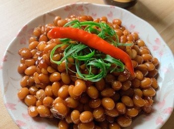 step6: 最後熄火加入麻油及蜜糖炒匀，美味的蜜味蠔油豆便可上碟享用。