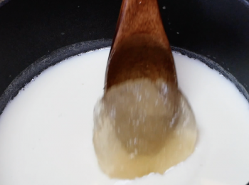 step3: 接著倒入吉利丁及砂糖拌勻，放涼後放置冰箱冷藏。