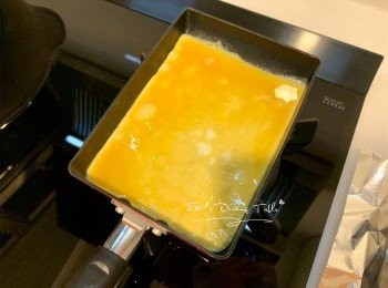 step8: 轉小火，加入1/4蛋漿鋪滿玉子燒鍋