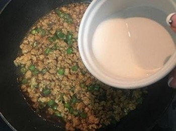 step13: 加入事先調好用來<span class="group_3">勾芡</span>的水，拌勻；