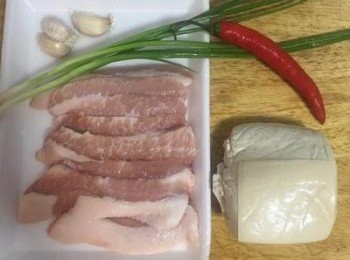step1: 傳統嫩豆腐、辣椒、蔥洗淨瀝乾備用；