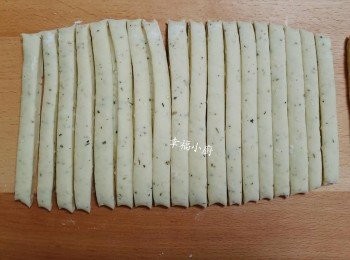 step8: 如圖切成約0.8cm寬的條狀。寬一點也沒有關系的。