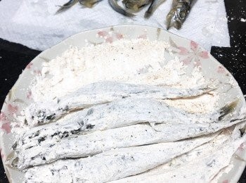 step3: 把<a href="https://cook1cook.com/shop/item/741?utm_source=cook1cook&utm_medium=recipeingredients&utm_campaign=o" target="_blank" data-keyword="多春魚" class="guide-link"><strong>多春魚</strong></a> <span style="display:inline-block;vertical-align:middle;margin-top:-3px;color:initial;border-radius:3px;padding:2px 3px;font-size:12px;line-height:14px;background:#87d300;color:#fff;">即買</span> 放上<span class="group_2">調味</span>粟粉上，使魚身均勻沾上粉末。